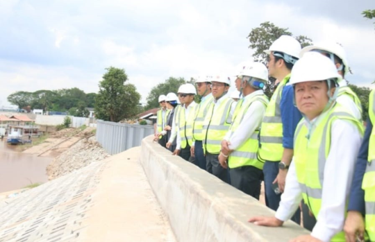 Public Works Minister Inspects Mekong Embankment Project in Vientiane
